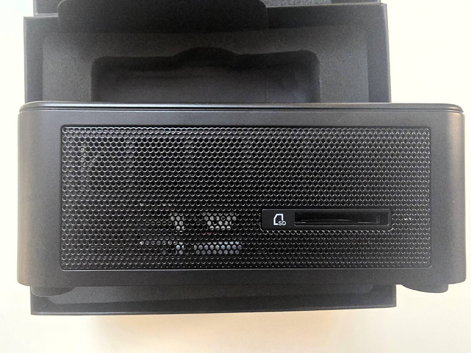 Left side: SD 4.0 card reader